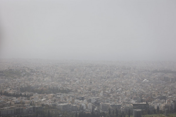Καιρός: Πρωτομαγιά με λασποβροχές, αφρικάνικη σκόνη και συννεφιά