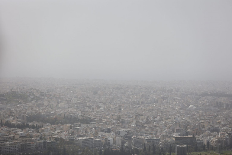 Καιρός: Πρωτομαγιά με λασποβροχές, αφρικάνικη σκόνη και συννεφιά