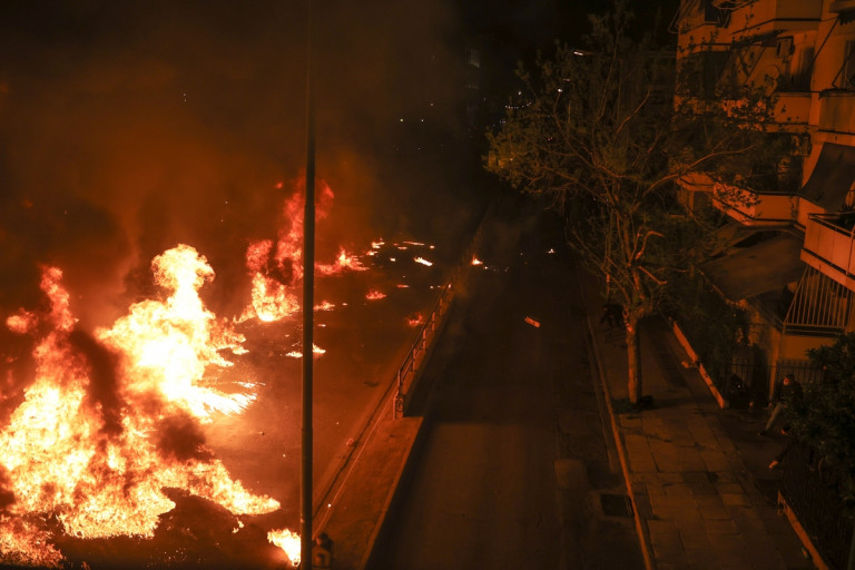 Ανάσταση: Οι μολότοφ στον Νέο Κόσμο έγιναν θέμα στο Associated Press