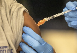 Κοροναϊός: Για ποιους είναι απαραίτητη η 4η δόση – Τι λένε οι επιστήμονες