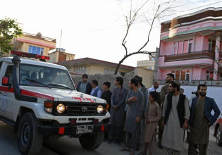 Αφγανιστάν: Τουλάχιστον 50 άτομα σκοτώθηκαν από ισχυρή έκρηξη σε σουνιτικό τζαμί στην Καμπούλ