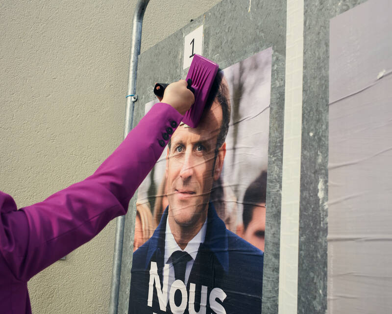 Εκλογές στη Γαλλία: Μία ημέρα με τους… «αφισοκολλητές» του «En Marche» – Τα «must» της λίστας Μακρόν