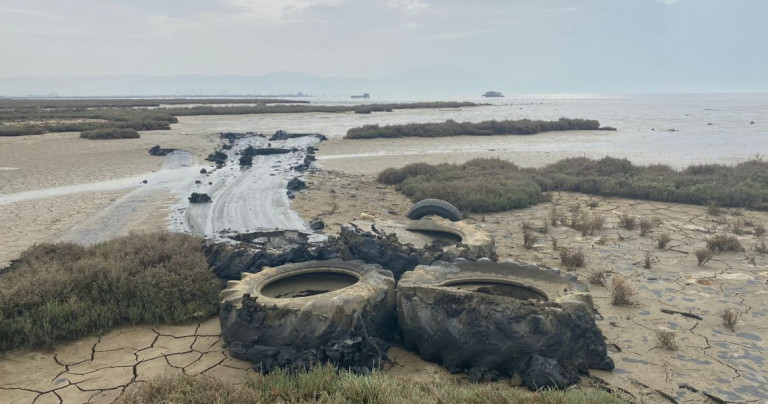 Ασυνείδητοι μολύνουν τον Θερμαϊκό συστηματικά