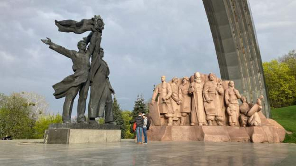 Πόλεμος στην Ουκρανία: Το Κίεβο αποκαθήλωσε το μνημείο φιλίας μεταξύ Ουκρανίας - Ρωσίας