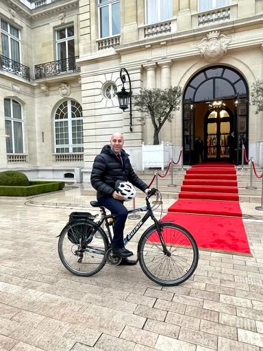 Ένας υφυπουργός με ποδήλατο στο Παρίσι