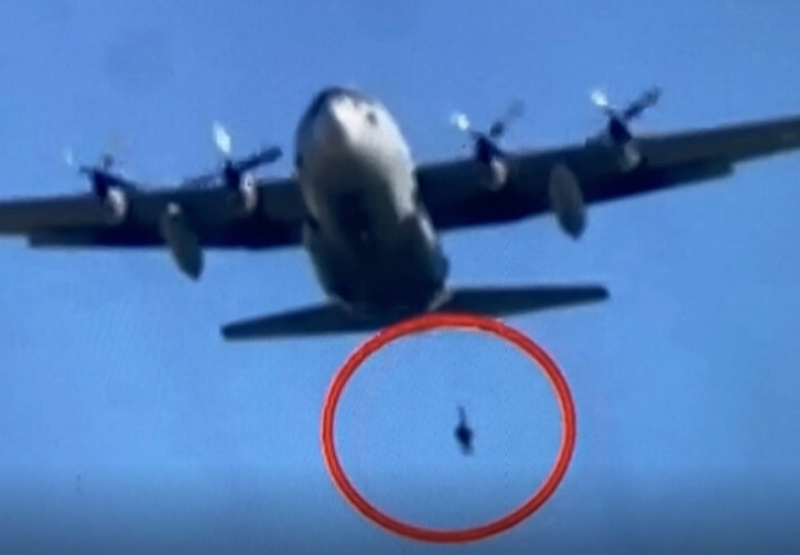 Παρ' ολίγον τραγωδία: Έλληνας αλεξιπτωτιστής κρεμόταν από C-130