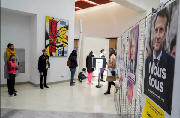 Γαλλία: Ανοίγουν τα εκλογικά τμήματα για τις προεδρικές εκλογές – Αμφίρροπη η «μάχη» Μακρόν – Λεπέν