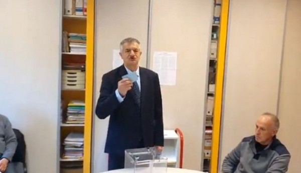 Εκλογές στη Γαλλία: Έβαλε το ψηφοδέλτιο στην τσέπη του και αποχώρησε