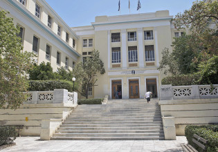 Επεισόδια έξω από την ΑΣΟΕΕ – Άγνωστοι πέταξαν πέτρες σε περιπολικό