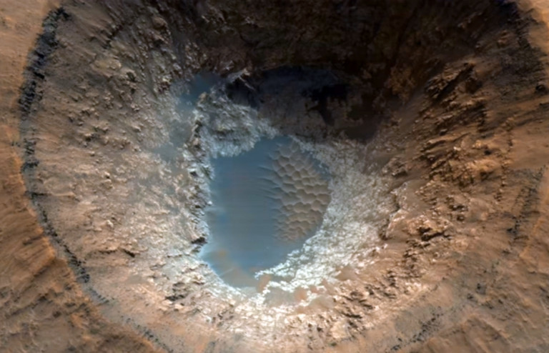 Άρης: Μεγαλειώδης βουτιά σε κρατήρα με βίντεο 8K