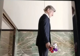 Κρεμασμένος Κατελάν από θηλιά σε τουαλέτα του Μιλάνου