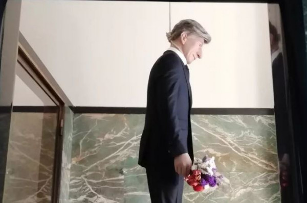 Κρεμασμένος Κατελάν από θηλιά σε τουαλέτα του Μιλάνου