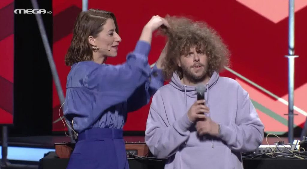 Η Μαρίζα δεν άντεξε και… μύρισε τα μαλλιά του Borek