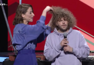 Η Μαρίζα δεν άντεξε και… μύρισε τα μαλλιά του Borek