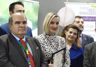 Η Ελεονώρα Μελέτη βραβεύτηκε για το βιβλίο της