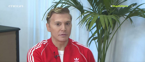 Τάκης Ζαχαράτος: Στην αρχή της καριέρας μου έλεγαν “Τι είναι τούτο; Τραγουδιστής; Τραβεστί; Drag queen; Ηθοποιός;”