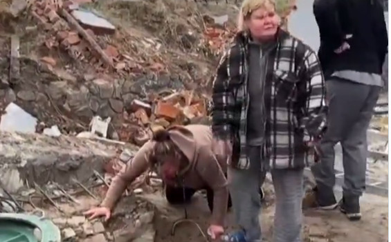 Πόλεμος στην Ουκρανία: Βλέπει τον γιο της πεταμένο σε πηγάδι [σκληρές εικόνες]