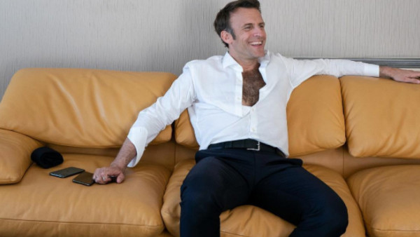 Εμανουέλ Μακρόν: Η φωτογραφία με το ανοιχτό πουκάμισο που έγινε viral