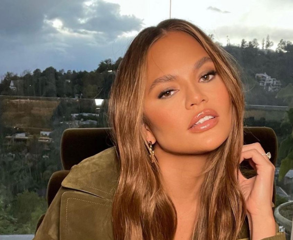 Ανεβάζει την θερμοκρασία η Κρίσι Τέιγκεν: Ολόγυμνη δείχνει τα σημάδια από την ηλιοθεραπεία