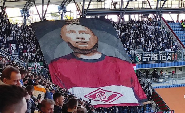 Πανό με τον Πούτιν στην… κρεμάλα από τους οπαδούς της Λέγκια Βαρσοβίας (pics, vid)