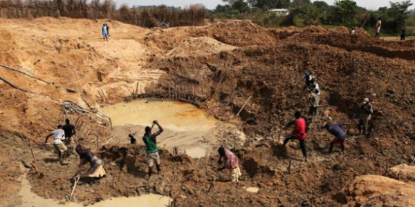 Μπουρκίνα Φάσο: Ένοπλοι επιτέθηκαν σε ορυχείο χρυσού – Τουλάχιστον 20 άνθρωποι σκοτώθηκαν