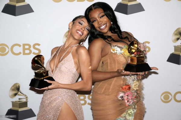 Grammy 2022: Οι εμφανίσεις στο κόκκινο χαλί που ξεχώρισαν