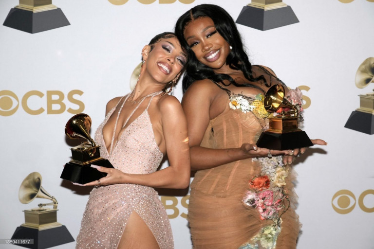 Grammy 2022: Οι εμφανίσεις στο κόκκινο χαλί που ξεχώρισαν