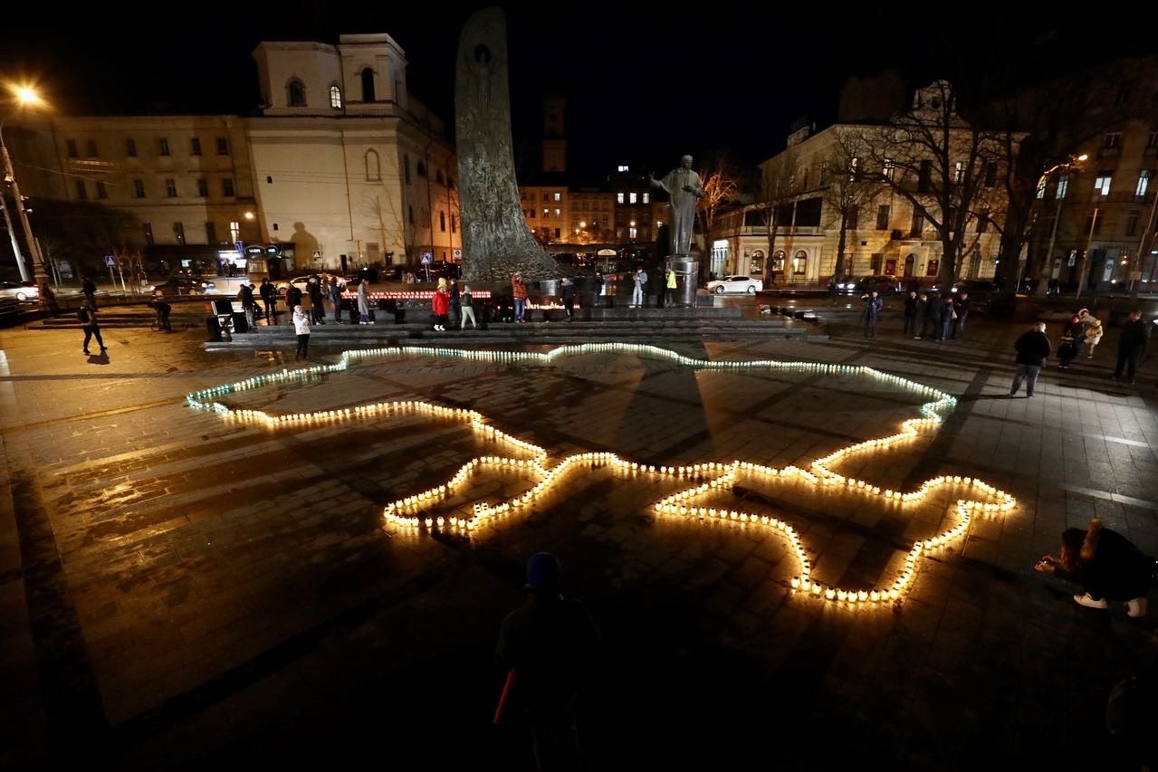Πόλεμος στην Ουκρανία: Πολίτες στο Λβιβ άναψαν εκατοντάδες κεριά στη μνήμη των θυμάτων