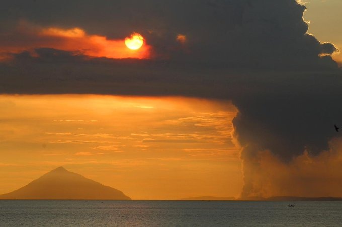 Ινδονησία: Ισχυρή έκρηξη του ηφαιστείου Ανάκ Κρακατόα - Σύννεφο τέφρας ύψους 3 χιλιομέτρων
