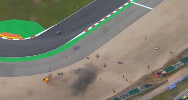 Τρομακτικό ατύχημα στο Moto2 στο Πορτιμάο –  Σαν ντόμινο έπεφταν οι μηχανές