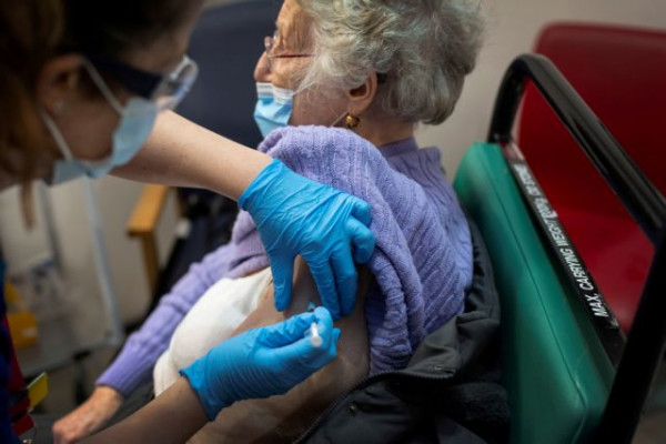 Πλεύρης: Εξετάζεται η διαγραφή προστίμου σε πολίτες άνω των 60 ετών που εμβολιάστηκαν