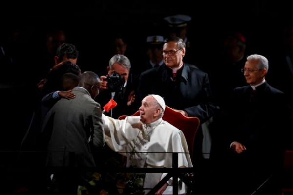 Στο Κολοσσαίο, η αναπαράσταση της Οδού του Μαρτυρίου – Νοσοκόμες από Ουκρανία και Ρωσία σηκώνουν το σταυρό