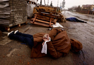 Πόλεμος στην Ουκρανία: «Κακοί ηθοποιοί» που παριστάνουν τους… πεθαμένους τα πτώματα στην Μπούκα, λένε ρωσικά ΜΜΕ