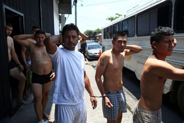 Ελ Σαλβαδόρ: Πρωτόγνωρη επιχείρηση κατά συμμοριών – Χιλιάδες συλλήψεις