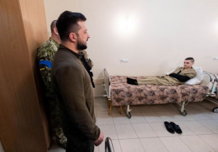 Πόλεμος στην Ουκρανία: Αιχμές Ζελένσκι κατά Μέρκελ και Σαρκοζί για «χάρες» στη Ρωσία