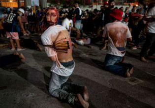 Φιλιππίνες: Πιστοί καθολικοί αυτομαστιγώνονται μέχρι να ματώσουν για τη Μεγάλη Παρασκευή