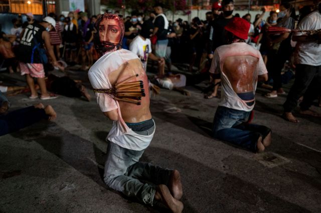 Φιλιππίνες: Πιστοί καθολικοί αυτομαστιγώνονται μέχρι να ματώσουν για τη Μεγάλη Παρασκευή