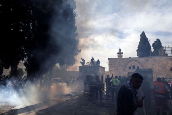 Ιερουσαλήμ: Τουλάχιστον 31 τραυματίες από τα βίαια επεισόδια Παλαιστινίων- Ισραηλινών στο τέμενος αλ-Άκσα