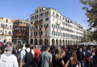 Πάσχα: Με λαμπρότητα και κατάνυξη τελέστηκε η Πρώτη Ανάσταση – Το έθιμο που ξεχωρίζει