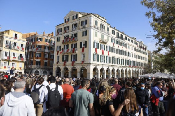 Πάσχα: Με λαμπρότητα και κατάνυξη τελέστηκε η Πρώτη Ανάσταση – Το έθιμο που ξεχωρίζει