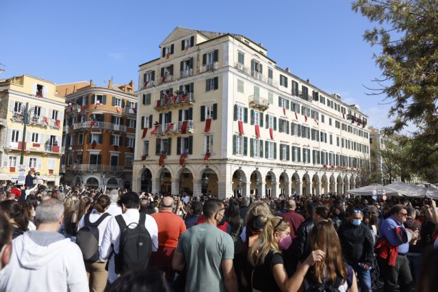 Πάσχα: Με λαμπρότητα και κατάνυξη τελέστηκε η Πρώτη Ανάσταση – Το έθιμο που ξεχωρίζει