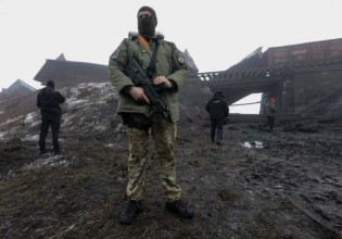 Ουκρανία: «Πύραυλοι πάνω από τον πυρηνικό σταθμό της Ζαπορίζια» – Μαύροι καπνοί από το Αζοφστάλ