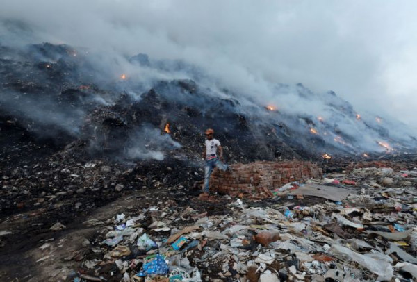 Ινδία: Κύμα ακραίου καύσωνα πλήττει το Νέο Δελχί – Πυρκαγιές  ξεσπούν σε χωματερές