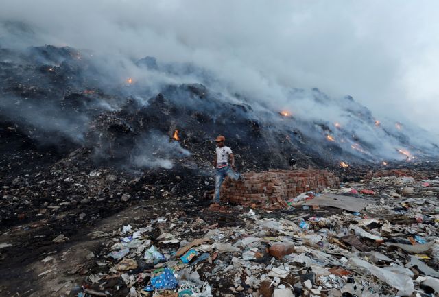 Ινδία: Κύμα ακραίου καύσωνα πλήττει το Νέο Δελχί - Πυρκαγιές  ξεσπούν σε χωματερές