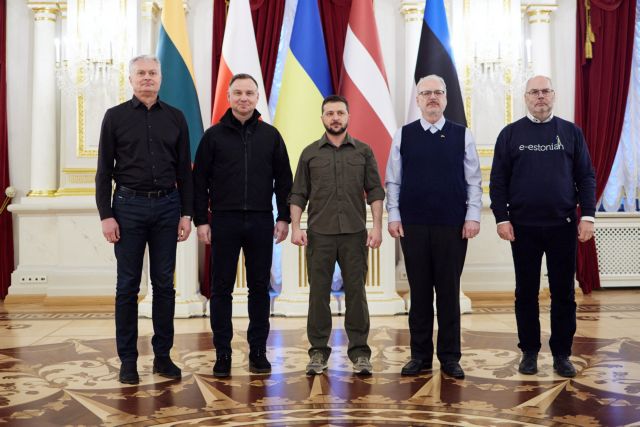 Πόλεμος στην Ουκρανία: Τα έβαλε και με τον Μακρόν ο Ζελένσκι – Μπηχτές από Κίεβο προς Παρίσι