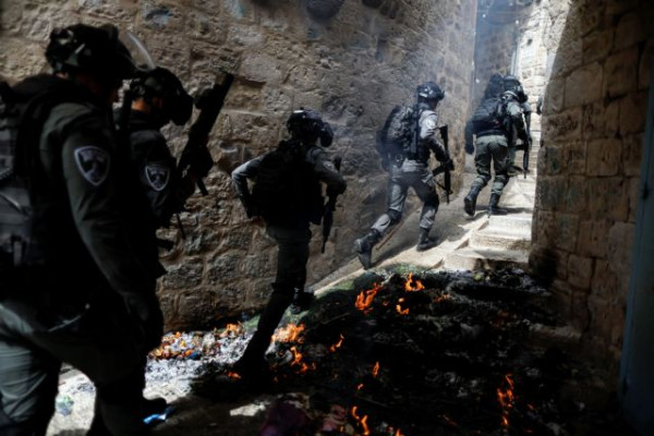 Ισραήλ: Πεδίο μάχης η πλατεία Τζαμιών της Ιερουσαλήμ – 10 τραυματίες