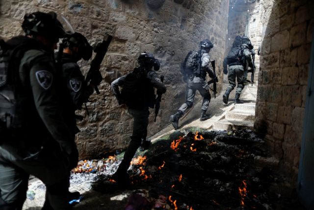 Ισραήλ: Πεδίο μάχης η πλατεία Τζαμιών της Ιερουσαλήμ - 10 τραυματίες