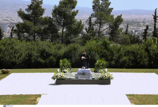 Σε στενό κύκλο το ετήσιο μνημόσυνο του Κωνσταντίνου Καραμανλή – Παρόντες Καραμανλής και Σαμαράς [Εικόνες]