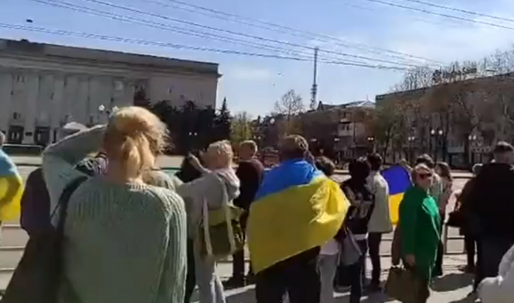 Ουκρανία: Με δακρυγόνα και κρότου-λάμψης διέλυσαν οι ρωσικές δυνάμεις διαδήλωση στην κατειλημμένη Χερσώνα