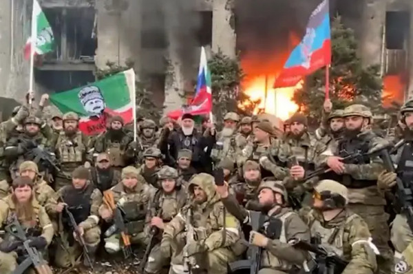 Μαριούπολη: Με σημαίες και φωνάζοντας «Allahu Akbar» Τσετσένοι πανηγυρίζουν στην ισοπεδωμένη πόλη